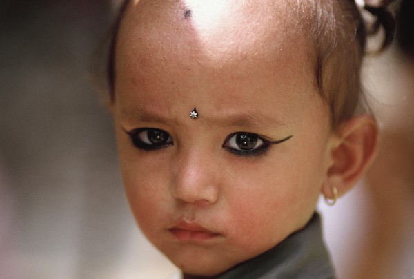 The magic eyes from litle boy in Boudanath from Bagmati river.