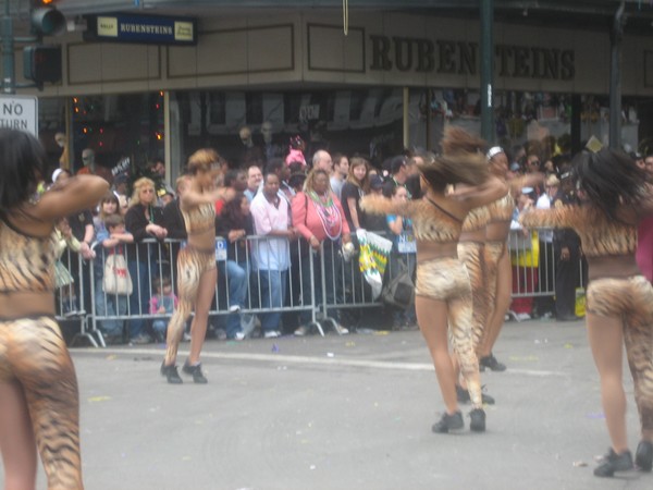 highschoolers dancing