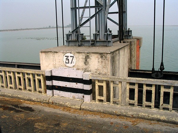 This is not an ocean it is Koshi River (taken from inside a bus)