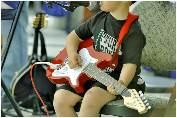 He played in 12 bars. Little Italy Festival in Toronto last Saturday.