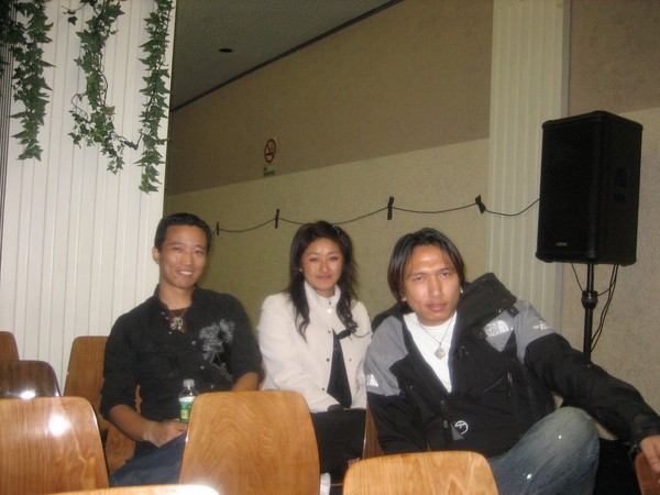 Phurbu T. Namgyal, Pasang Lhamo and Tenzing Woser, waiting for rehearsal. 