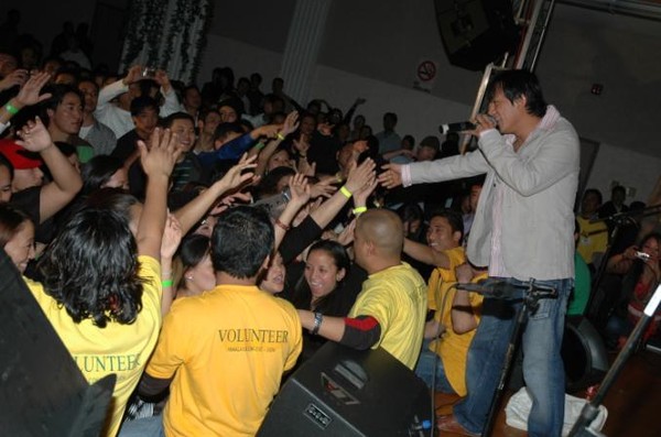 Crowd can't get enough of Raju...