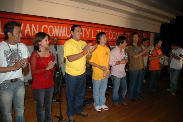 Nima, Sindhu, Tsering, Mingma, Raju, Rajkumar, Anup, Dev and Dheeraj applaud the audience's amazing support. 