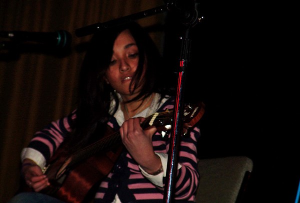 Matrockmina..ya she can sing and play the guitar !!