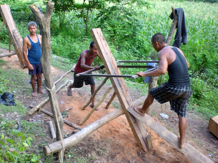 Traditional way of making wood slabs using 'Ara'